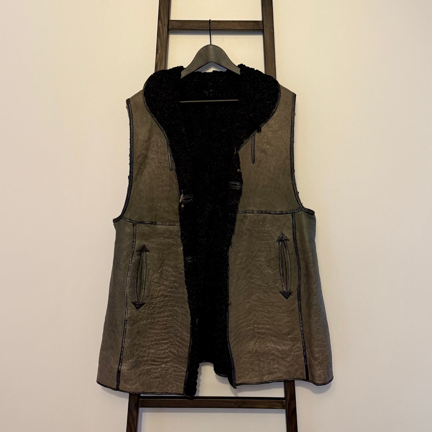 Edo Vintage Outfit - vintage sleeveless jacket front