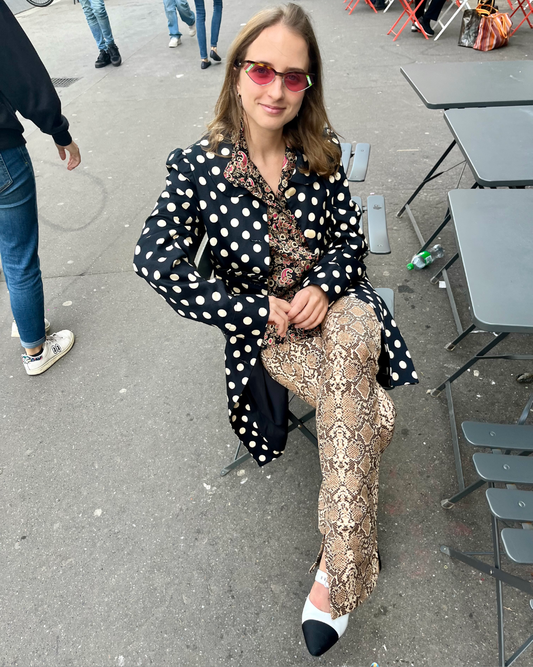 Maria Vintage Outfit - full look sitting