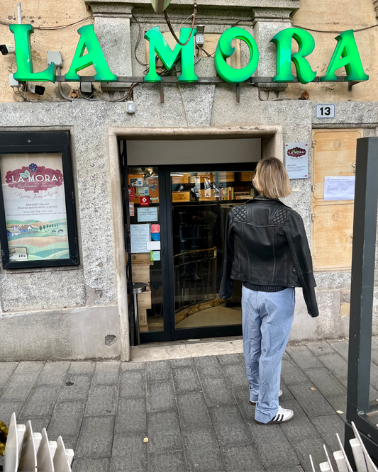 Meri Vintage Outfit - total look standing back