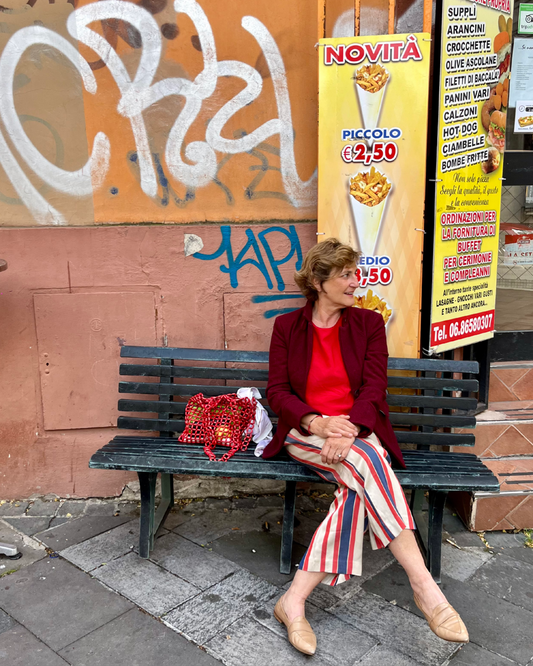 Siria Vintage Outfit - full look sitting